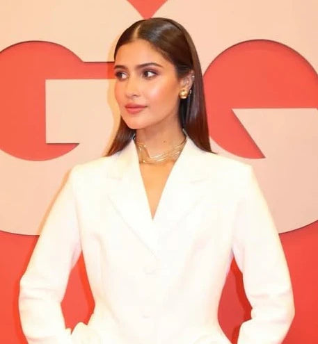 Anshika Verma in Twisted Choker