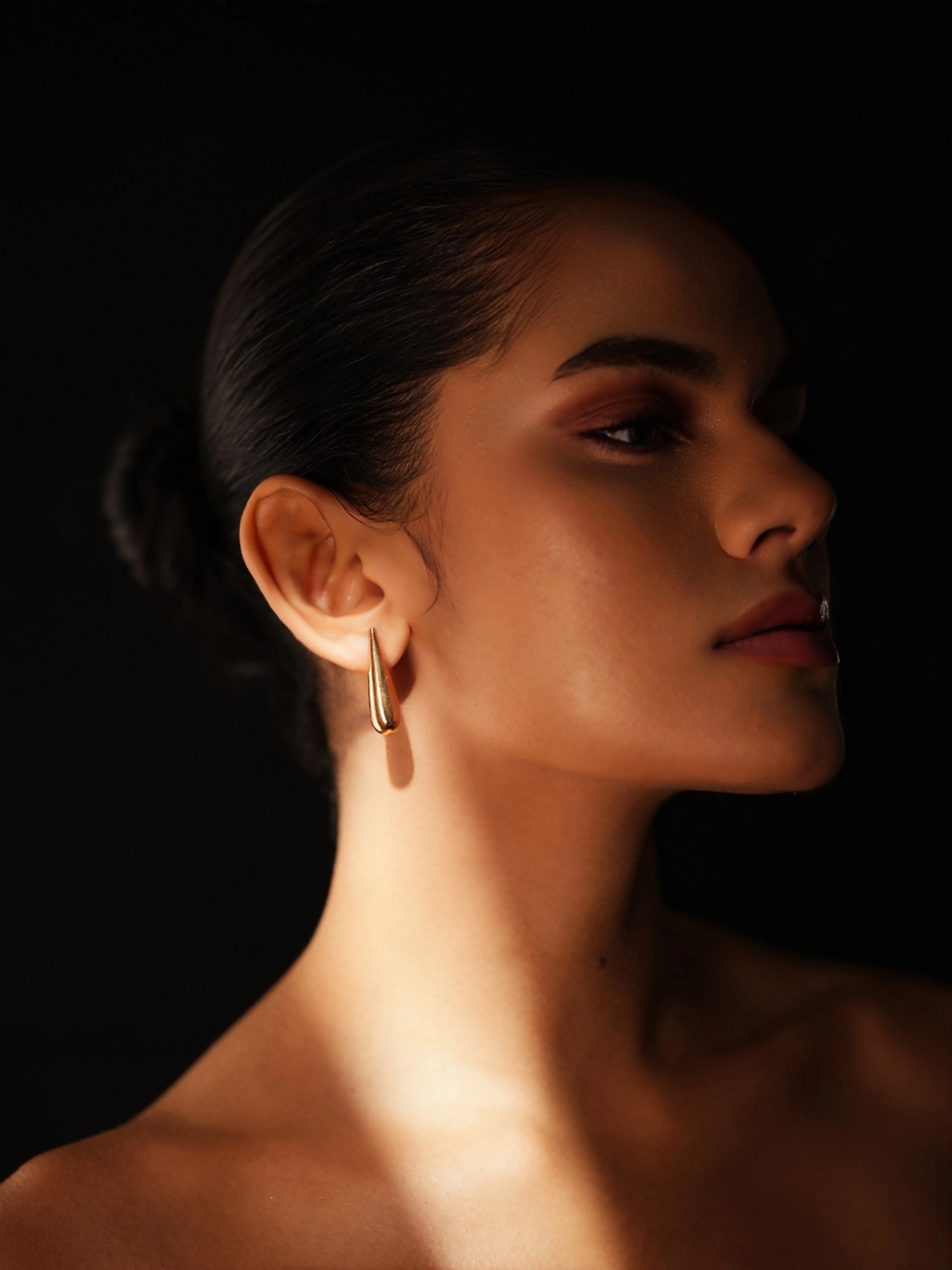 Varnika Arora Still Motion Drop jewelry piece showcasing a sleek, modern design with flowing curves in silver finish.