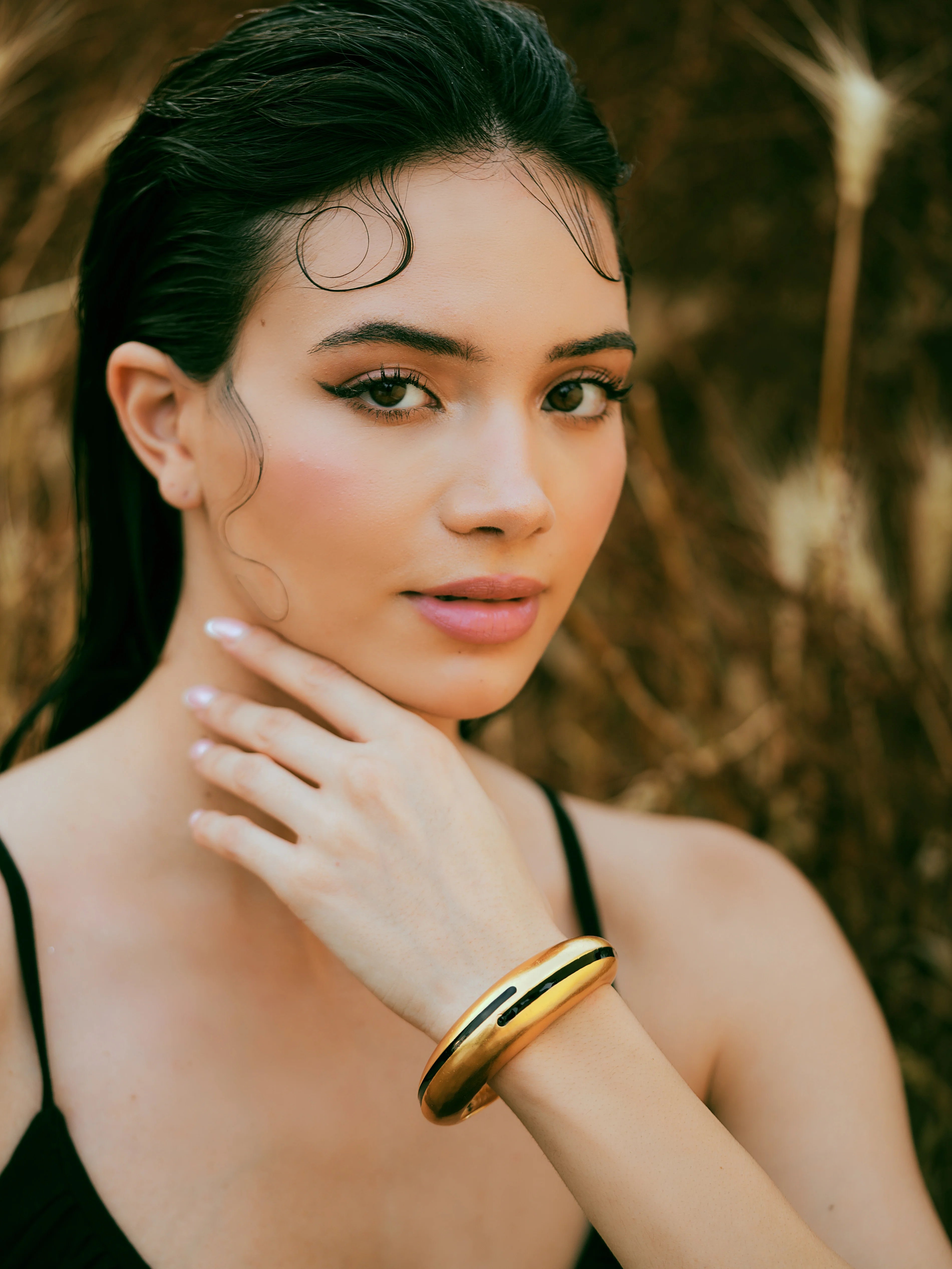 Varnika Arora black enamel gold bangle featuring a stylish circular design, showcasing elegant jewelry craftsmanship.