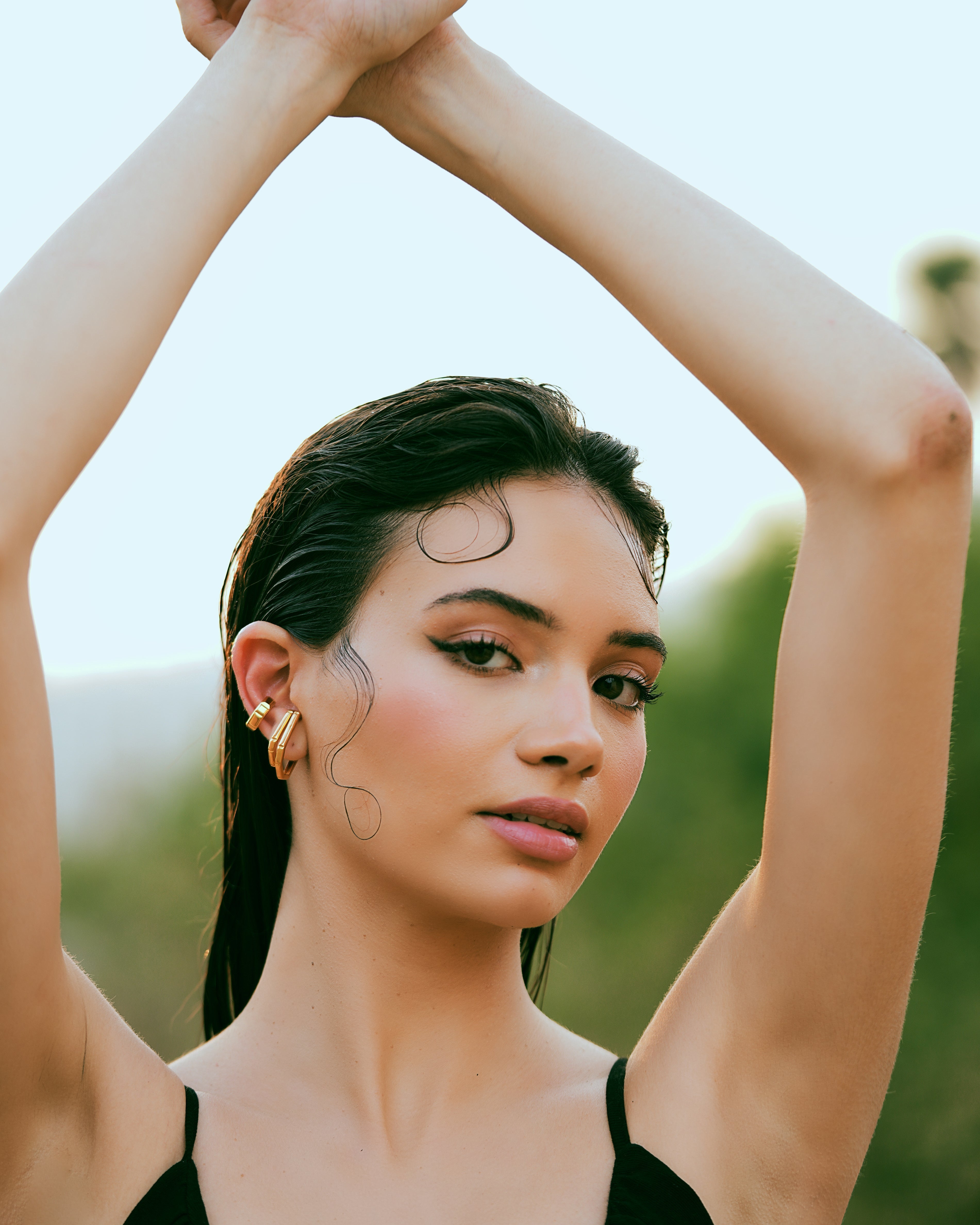Ellipse Gold Earrings Secondary image