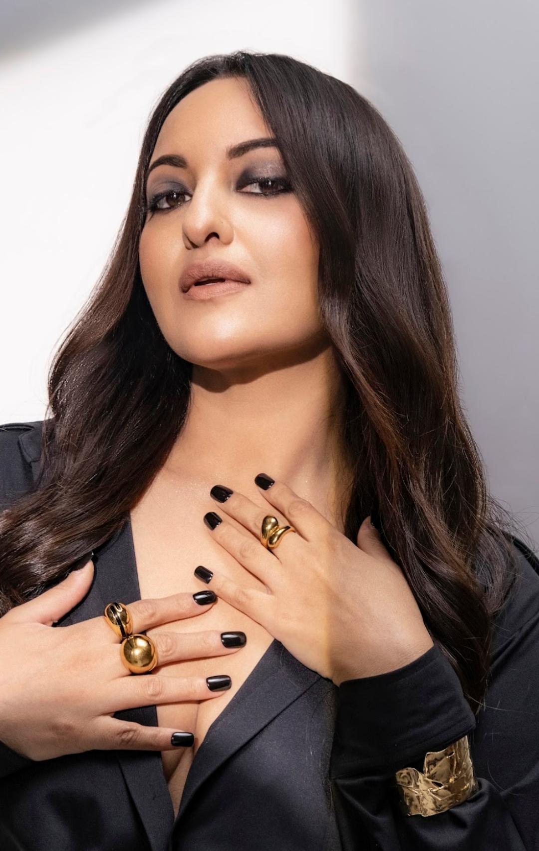 Sonakshi Sinha in Verdora Black Enamel Ring