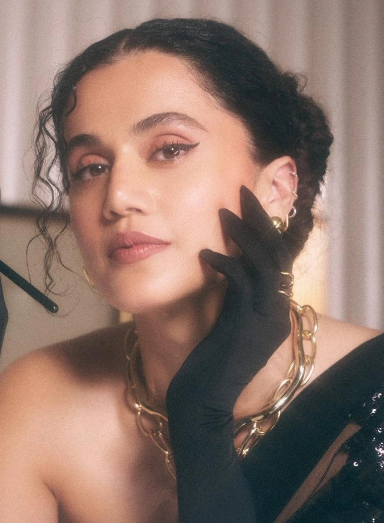 Tapsee in Twistie 2-way Black Enamel Ring
