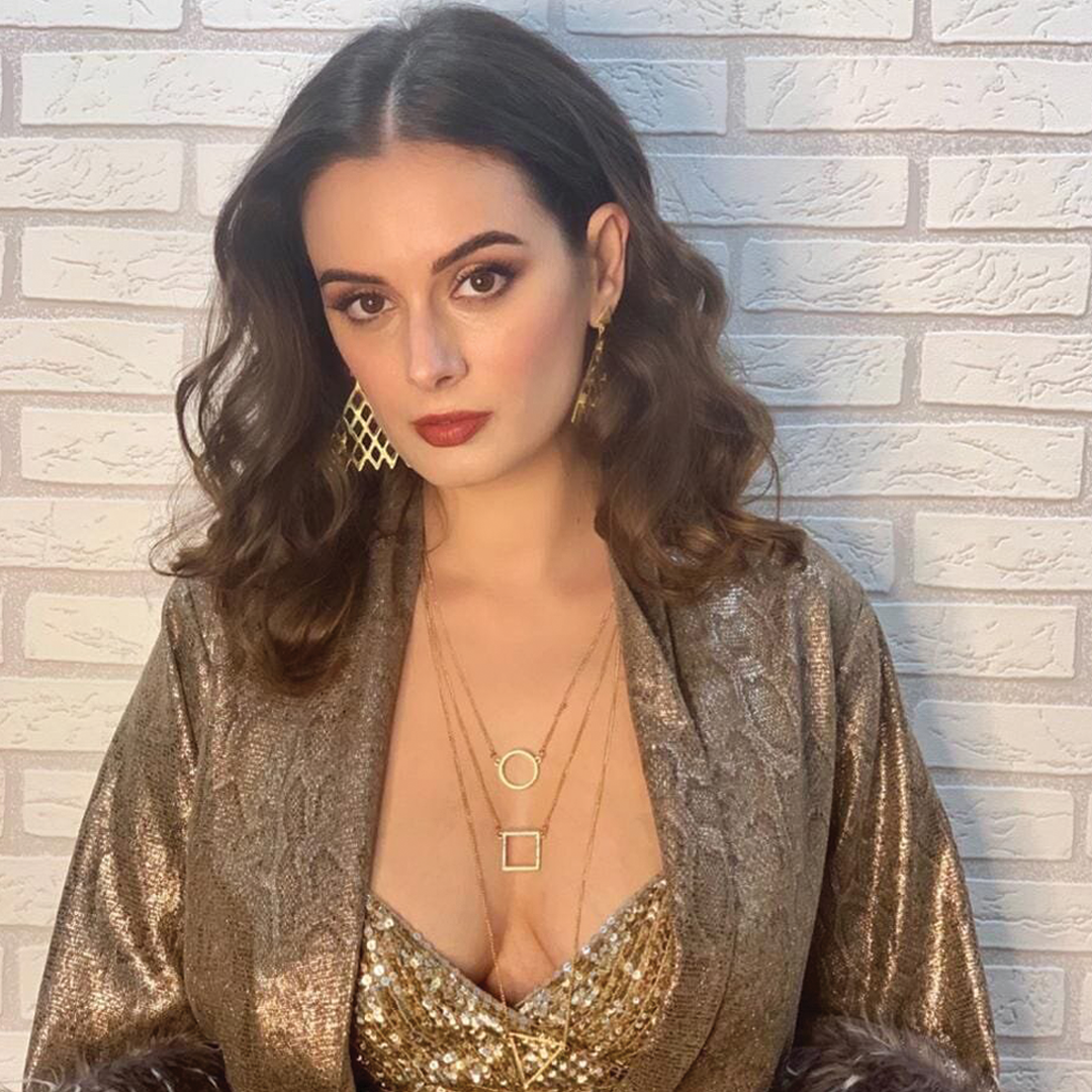 Evelyn Sharma in Casa Vicens Earrings
