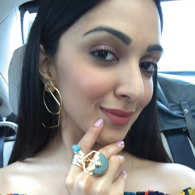 Kiara Advani in Busy Bee Ring- Pink